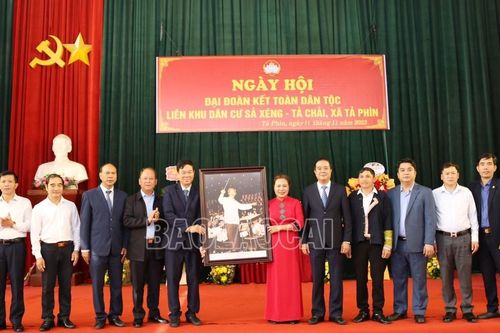 Các đồng chí lãnh đạo tỉnh dự Ngày hội Đại đoàn kết toàn dân tộc