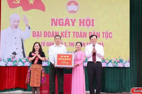 Đồng chí Chủ tịch HĐND tỉnh dự Ngày hội Đại đoàn kết toàn dân tộc tại huyện Sông Mã