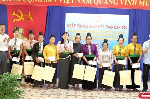 Đồng chí Chủ nhiệm Ủy ban Kiểm tra Tỉnh ủy dự Ngày hội đại đoàn kết tại bản Heo Trại