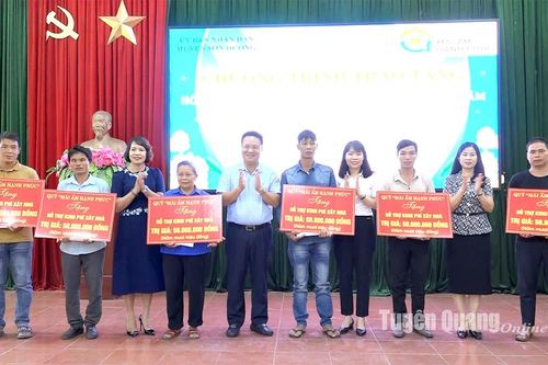 Trao tiền hỗ trợ nhà Chữ thập đỏ cho hộ nghèo ở Sơn Dương