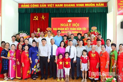Đồng chí Chủ nhiệm Ủy ban Văn hóa, Giáo dục của Quốc hội Nguyễn Đắc Vinh dự Ngày hội Đại đoàn kết tại thành phố Tuyên Quang
