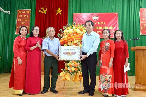 Các đồng chí lãnh đạo tỉnh dự Ngày hội Đại đoàn kết toàn dân tộc tại các khu dân cư trên địa bàn thành phố Tuyên Quang, huyện Lâm Bình