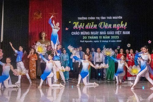 Hội diễn văn nghệ chào mừng Ngày Nhà giáo Việt Nam 20-11