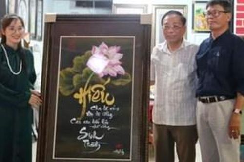 Biểu diễn thư họa và đấu giá vì cộng đồng