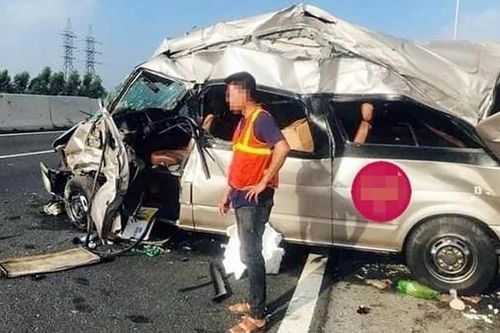 Ô tô mất lái, đâm vào hộ lan cao tốc
