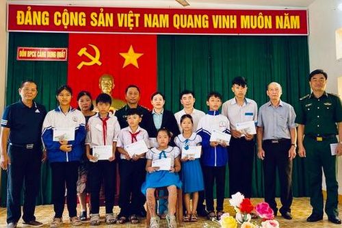 Hội Nhà báo Hà Nội và Bộ đội Biên phòng Dung Quất trao quà cho học sinh nghèo vượt khó