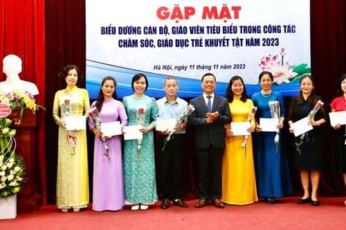 Tặng thưởng 26 cá nhân tiêu biểu trong công tác trợ giúp, chăm sóc, giáo dục trẻ em khuyết tật