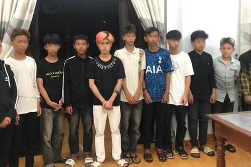 Khởi tố 10 thiếu niên mang hung khí đi tìm đối thủ 'tính sổ' gây náo loạn