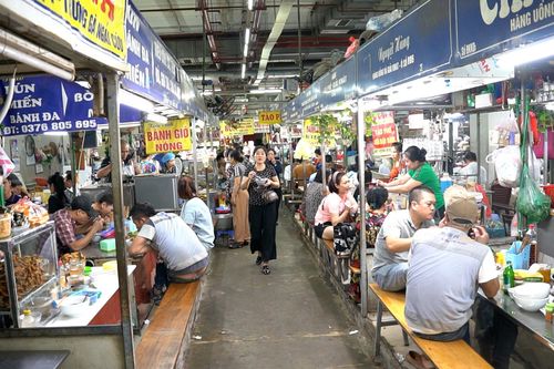 Nhộn nhịp khu chợ trăm tuổi 'dưới lòng đất' ở Hà Nội