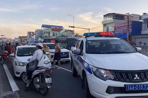 Bắt giữ tài xế chạy lùi ô tô để trốn kiểm tra nồng độ cồn trên Quốc lộ 18