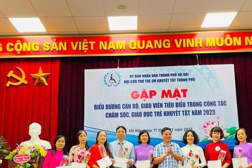 Biểu dương các cán bộ, giáo viên tiêu biểu trong công tác cứu trợ, chăm sóc, giáo dục trẻ khuyết tật