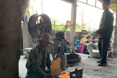 Trăn trở làng nghề thổi thủy tinh Xối Trì