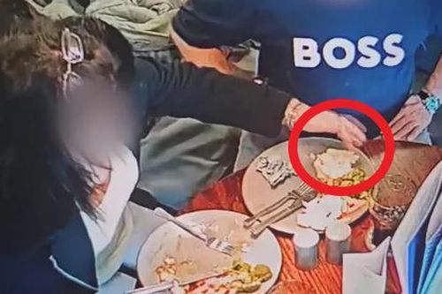 Khách nói món ăn có vật thể lạ nên yêu cầu hoàn tiền, chủ quán check cam phát hiện sự thật gây phẫn nộ