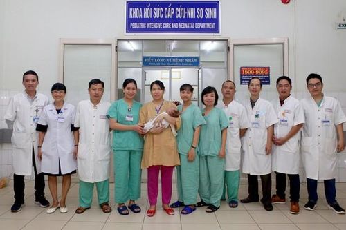 Hai trẻ sơ sinh nguy kịch hồi sinh thần kỳ nhờ lọc máu liên tục