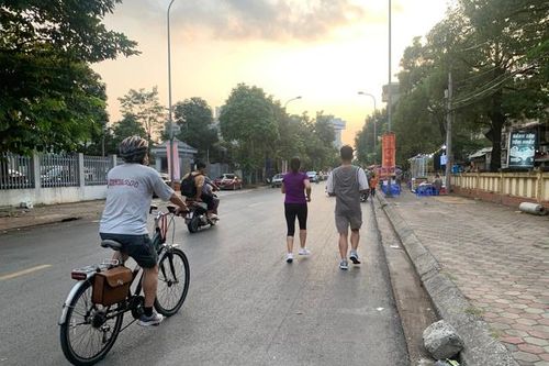 Người cao tuổi nên đi bộ thời điểm nào vào ngày lạnh