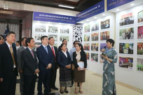Ấn tượng triển lãm ảnh tại 'Ngày hội thắm tình hữu nghị đặc biệt Việt Nam - Lào'