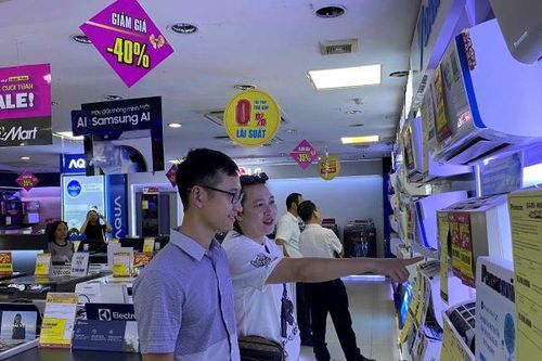 Hà Nội: Người dân háo hức mua sắm trong 'Ngày vàng, giá shock'