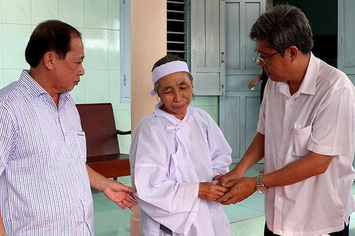Lãnh đạo UBND tỉnh Bình Thuận thăm hỏi gia đình các nạn nhân tử vong do đứt cáp ròng rọc