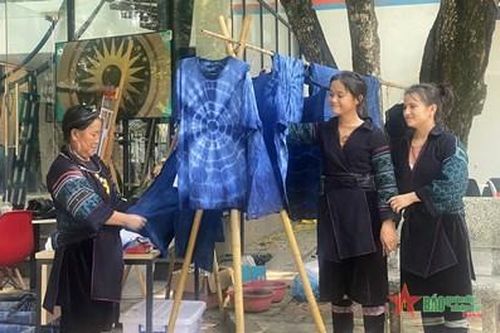 Cùng thiếu nữ vùng cao nhuộm sắc chàm ngay giữa lòng Hà Nội