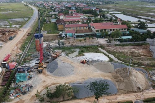Trạm trộn bê tông xả khói bụi 'tra tấn' trường học