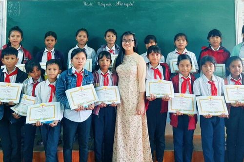 Cô giáo 9X dạy trò làm đồ dùng học tập bổ trợ học môn Lịch sử