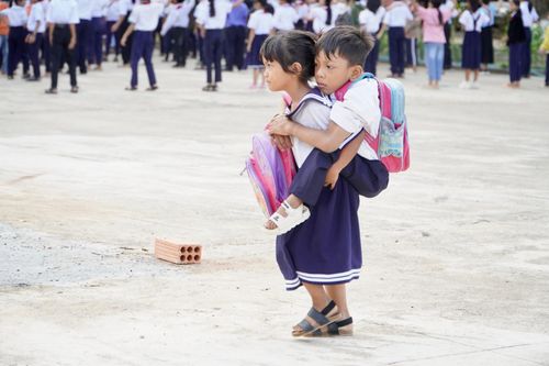 Cô học trò lớp 1 làm 'đôi chân' đưa bạn đến trường