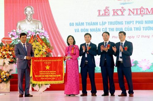 Trường THPT Phù Ninh (Phú Thọ) đón nhận Cờ thi đua của Chính phủ