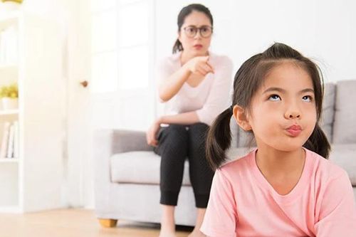 Hệ lụy khi cha mẹ áp đặt con thái quá