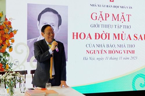 Nhà thơ Nguyễn Hồng Vinh ra mắt tập thơ thứ 12 'Hoa đời mùa sau'