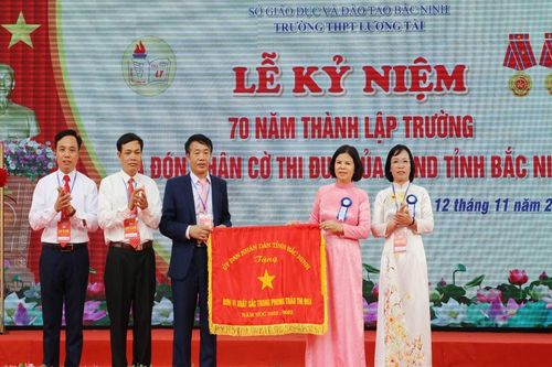 Trường THPT Lương Tài (Bắc Ninh) đón nhận Cờ thi đua của UBND tỉnh Bắc Ninh
