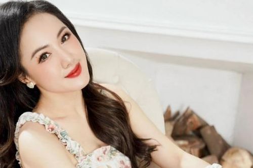 Phong cách thanh lịch, quyến rũ của BTV Hoài Anh