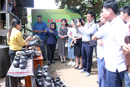 'Hồi sinh' làng gốm cổ của người M'nông