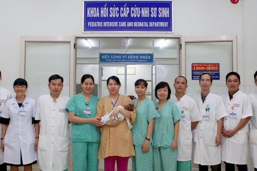 Lọc máu liên tục cứu hai trẻ sơ sinh mắc bệnh nguy kịch