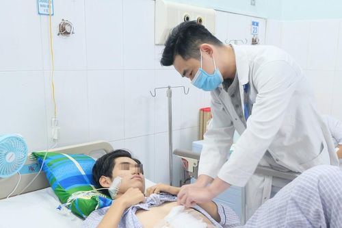 Nam sinh nôn ra máu do thường xuyên thức khuya, bỏ bữa