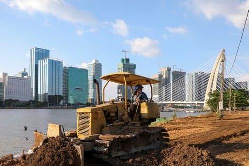 Cận cảnh thi công cải tạo bờ đông sông Sài Gòn đón Tết