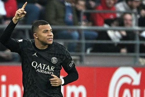 Mbappe lập hat-trick siêu đẳng, đưa PSG lên ngôi đầu