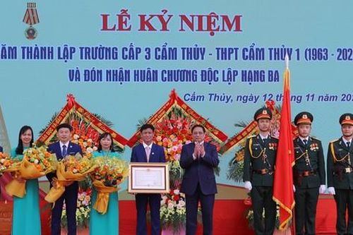Thủ tướng trao Huân chương Độc lập hạng ba cho Trường THPT Cẩm Thủy 1