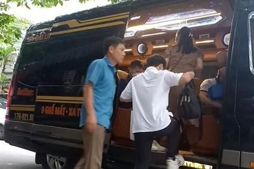 Cảnh xe khách trá hình công khai vi phạm, len lỏi khắp Hà Nội