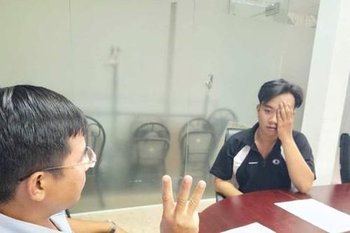 Nam sinh giảm nghiêm trọng thị lực sau phẫu thuật tật khúc xạ tại Bệnh viện Mắt Sài Gòn