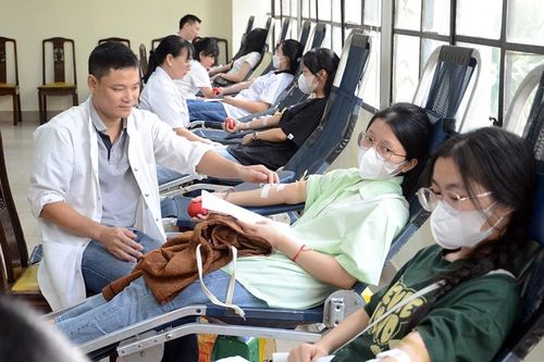 Đoàn viên, sinh viên Huế tham gia ngày hội Giọt hồng sẻ chia