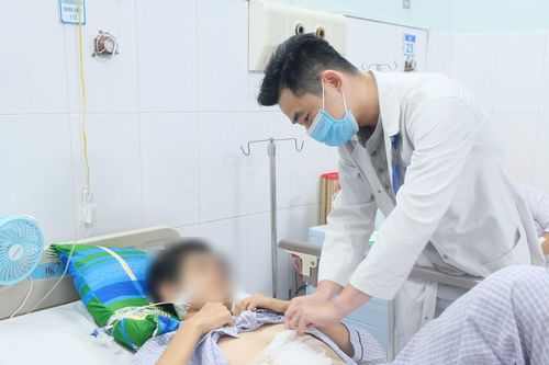 Thức khuya học bài, hay bỏ bữa, một thiếu niên nhập viện vì nôn ra máu