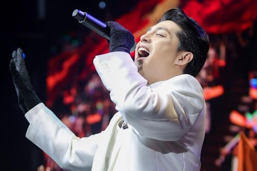 Noo Phước Thịnh diện cả cây trắng lịch lãm lần đầu hát bài mới của Khắc Hưng