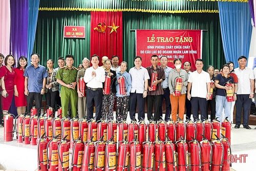 Câu lạc bộ Doanh nhân Lam Hồng tặng quà cho các hộ nghèo ở Đức Thọ