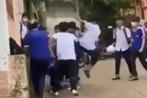 Làm rõ vụ nam sinh lớp 9 bị đánh hội đồng sau giờ tan học