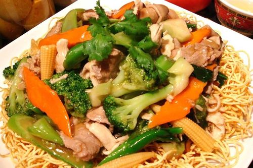Chỉ với 10 phút, có ngay món mì xào gà cực ngon cho những ngày lười
