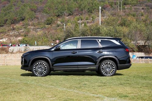 SUV 7 chỗ sử dụng động cơ tăng áp, 'uống xăng như ngửi', giá rẻ bất ngờ