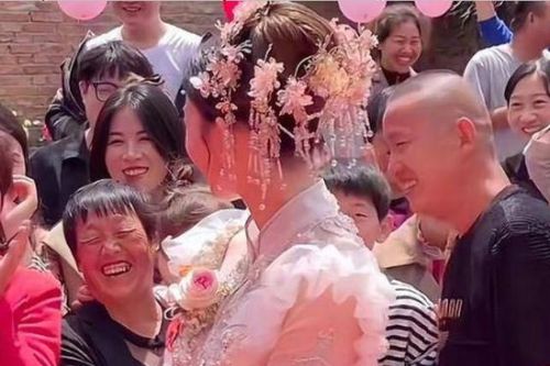 Cả làng đến xem đám cưới vì cô dâu đẹp như tiên nữ