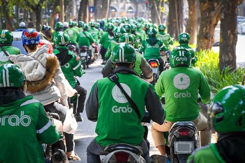 Mất việc thì… chạy xe ôm?