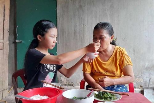 Hoàn cảnh khó khăn của nữ sinh lớp 8 không cha, một mình chăm mẹ mắc bệnh hiểm nghèo