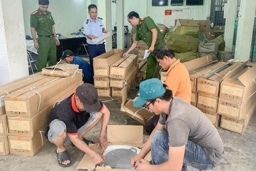 Bản tin Chống buôn lậu 12/11: Khởi tố đối tượng mua bán pháo nổ; Tạm giữ lô sản phẩm không nguồn gốc